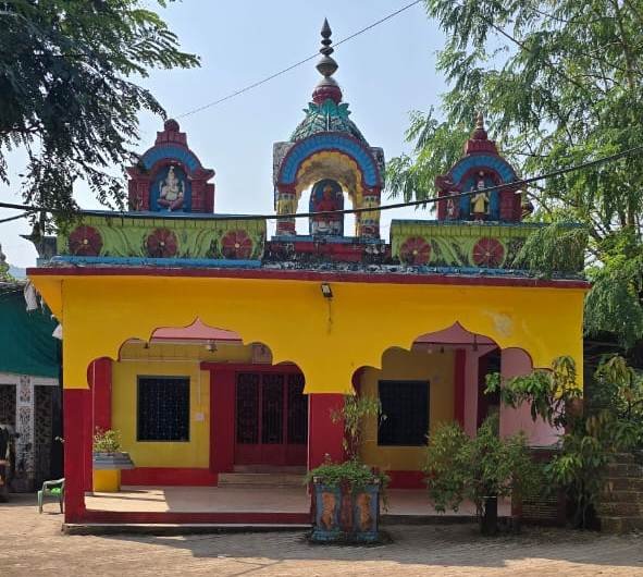 ग्रामदैवत मंदिराचे सुशोभित दर्शन